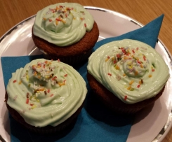 Zitronen-Cupcakes mit Waldmeister-Topping