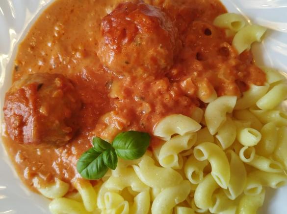 Fleisch-Reisbällchen in cremiger Tomatensauce