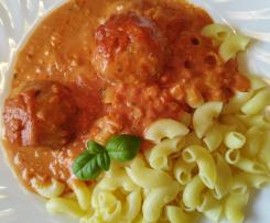 Fleisch-Reisbällchen in cremiger Tomatensauce