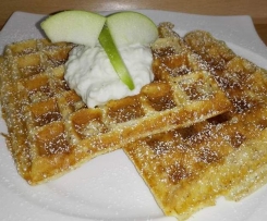 Mandelnwaffeln mit Apfelschnee