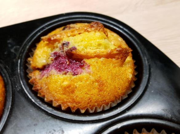 Muffins mit weißem Kalten Hund und Himbeeren