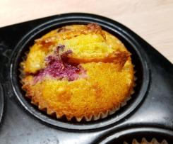 Muffins mit weißem Kalten Hund und Himbeeren