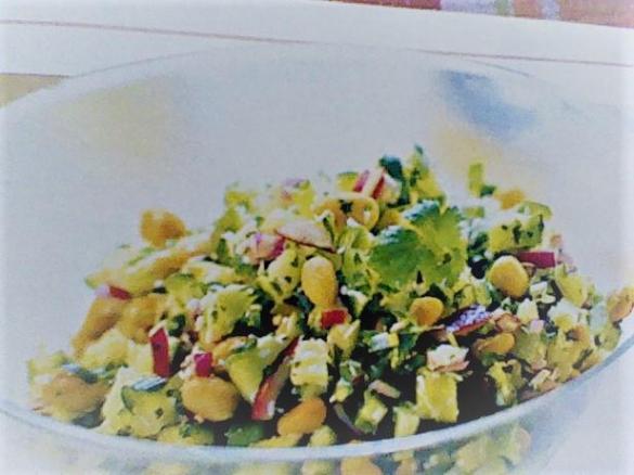 Scharfer Erdnuss-Gurkensalat