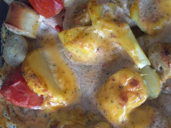 Salbei-Kartoffelauflauf mit Bratwürstchen