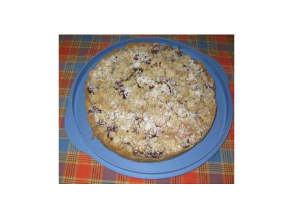 Walnuss-Krümeltorte mit Sauerkirschen und Stachelbeeren