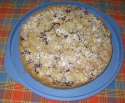 Walnuss-Krümeltorte mit Sauerkirschen und Stachelbeeren