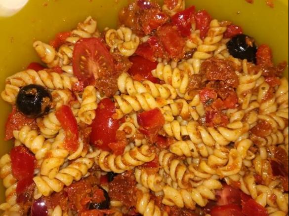 Nudelsalat mediterran, rot, vegetarisch