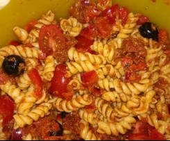 Nudelsalat mediterran, rot, vegetarisch