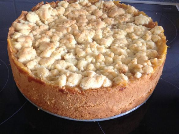 Gedeckter Apfelkuchen mit Streuseln