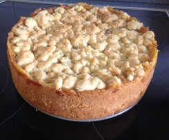 Gedeckter Apfelkuchen mit Streuseln