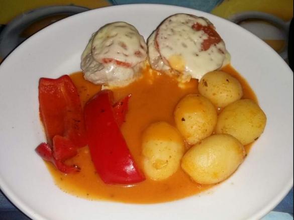 Überbackenes Schweinefleisch mit verschiedenen Beilagen