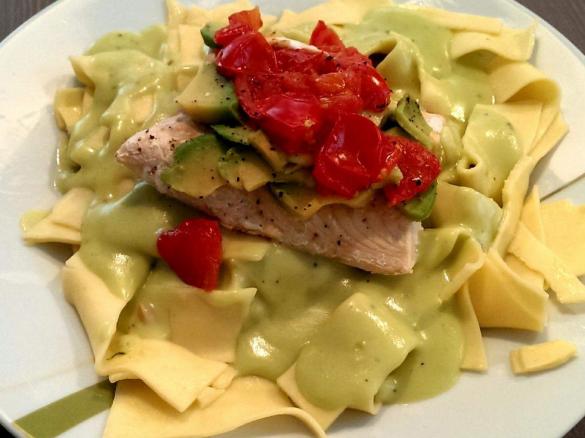 Avocado-Tomaten-Lachs auf Bandnudeln