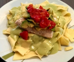 Avocado-Tomaten-Lachs auf Bandnudeln