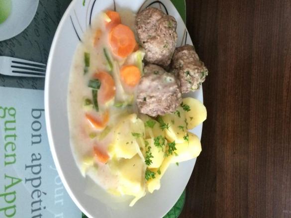 Hackbällchen mit Karotten-Lauch-Gemüse und Kartoffeln