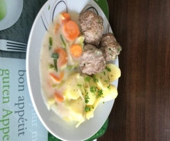 Hackbällchen mit Karotten-Lauch-Gemüse und Kartoffeln