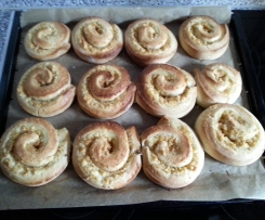 Variation von Apfel-Zimt-Schnecken (mit Vanillepudding)