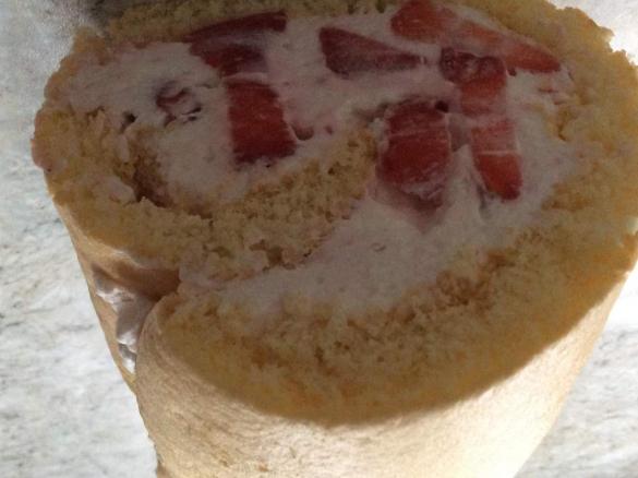 Bisquitrolle mit Erdbeeren