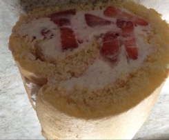 Bisquitrolle mit Erdbeeren