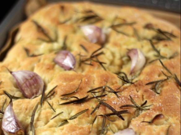 Focaccia mit Rosmarin & Knoblauch