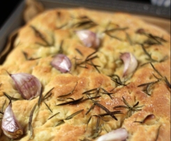 Focaccia mit Rosmarin & Knoblauch