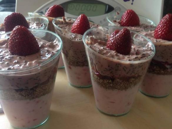 Erdbeer-Schoko-Nuss-Dessert