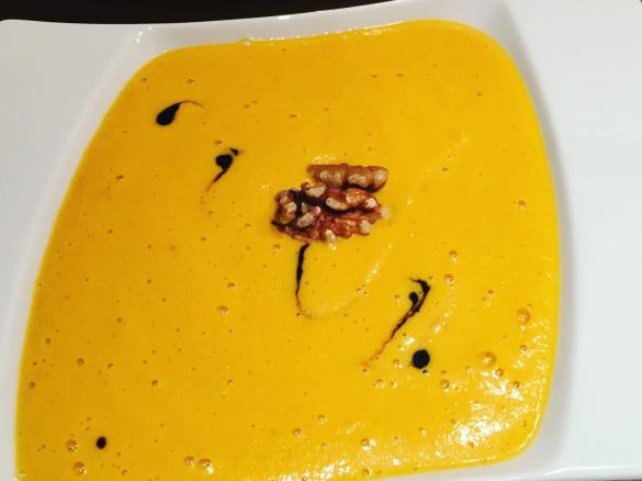 Karotten-Erdnuss-Suppe mit Kokosnussmilch