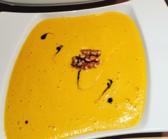 Karotten-Erdnuss-Suppe mit Kokosnussmilch