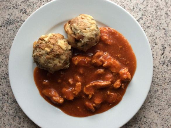 Malzbiergulasch (Pute) mit Semmelknödel