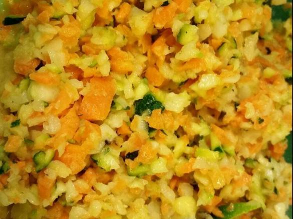 Variation von Zucchini-Möhren-Kohlrabi Rohkostsalat