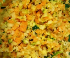 Variation von Zucchini-Möhren-Kohlrabi Rohkostsalat