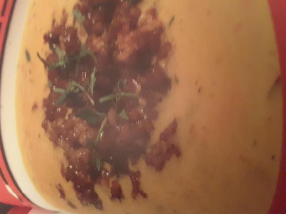 Paprikasuppe mit Hackfleisch