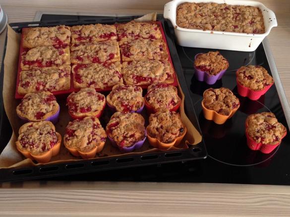 Streuselküchlein mit Vanillequarkfüllung und Joahnnisbeeren