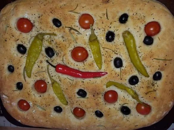 Focaccia con Pomodoro, Olive e Peperoni