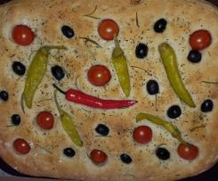 Focaccia con Pomodoro, Olive e Peperoni