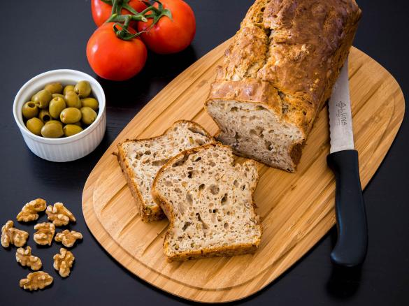 Französisches Brot mit Oliven und Ziegenkäse