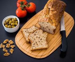 Französisches Brot mit Oliven und Ziegenkäse
