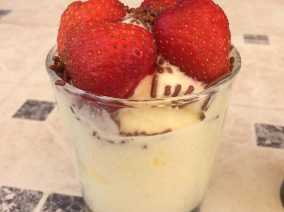 Fruchtiger Frozen Joghurt 