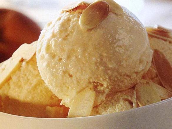 Cremiges Pfirsicheis