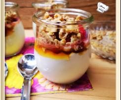 Vanilledessert mit Erdbeeren, Honig und gerösteten Walnüssen