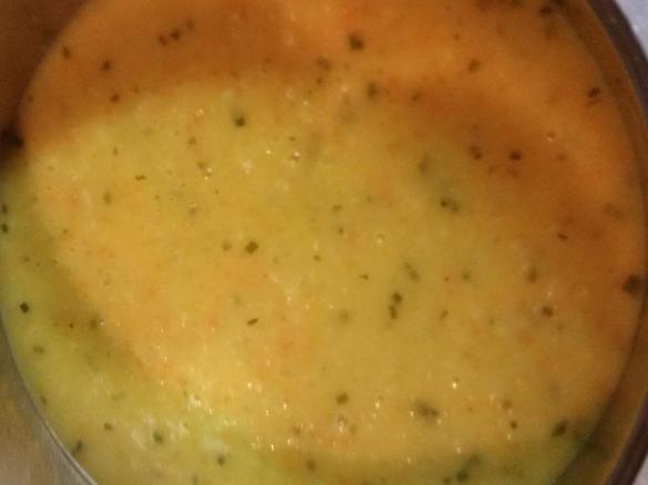 Selleriesuppe mit Möhren und Apfel