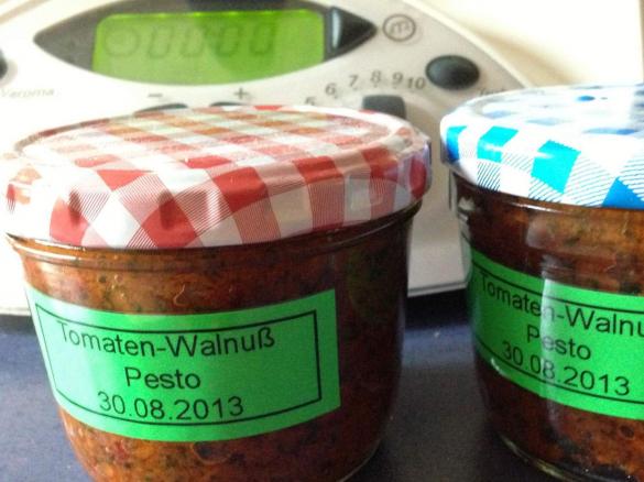 Tomaten-Walnuß-Pesto