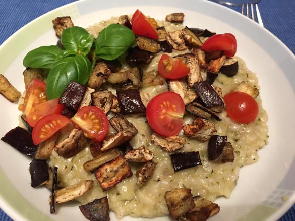 Basilikumrisotto mit Pecorino und gewürfelten Auberginen