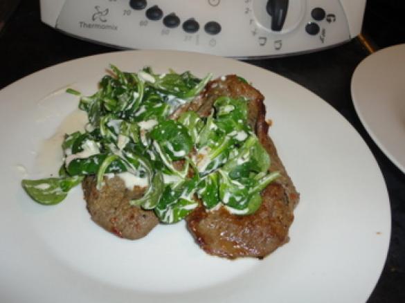 Rinderminutensteaks mit warmem Feldsalat-Wallnuß-Schafskäse-Salat