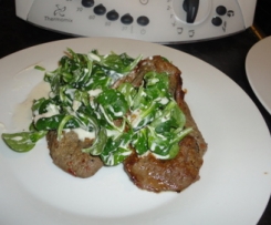 Rinderminutensteaks mit warmem Feldsalat-Wallnuß-Schafskäse-Salat