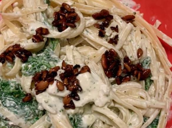 Nudeln mit Spinat und Feta-Sauce