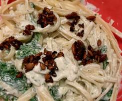 Nudeln mit Spinat und Feta-Sauce