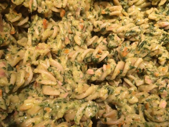 Spinat-Thunfisch Soße mit Möhren