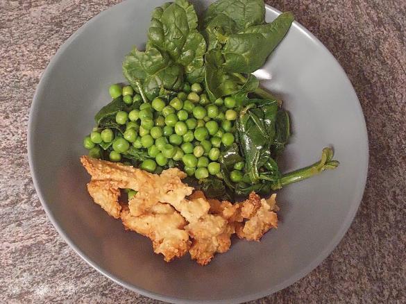 LOW CARB - Parmesanhähnchen mit Erbsen und Spinatsalat