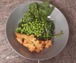 LOW CARB - Parmesanhähnchen mit Erbsen und Spinatsalat