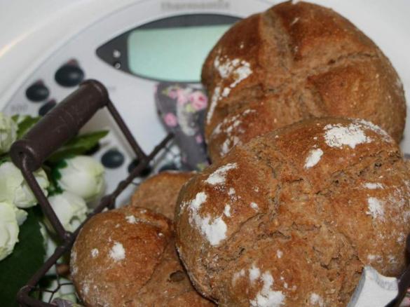 Brötchen mit Maronenmehl gebacken (panino di castagne)